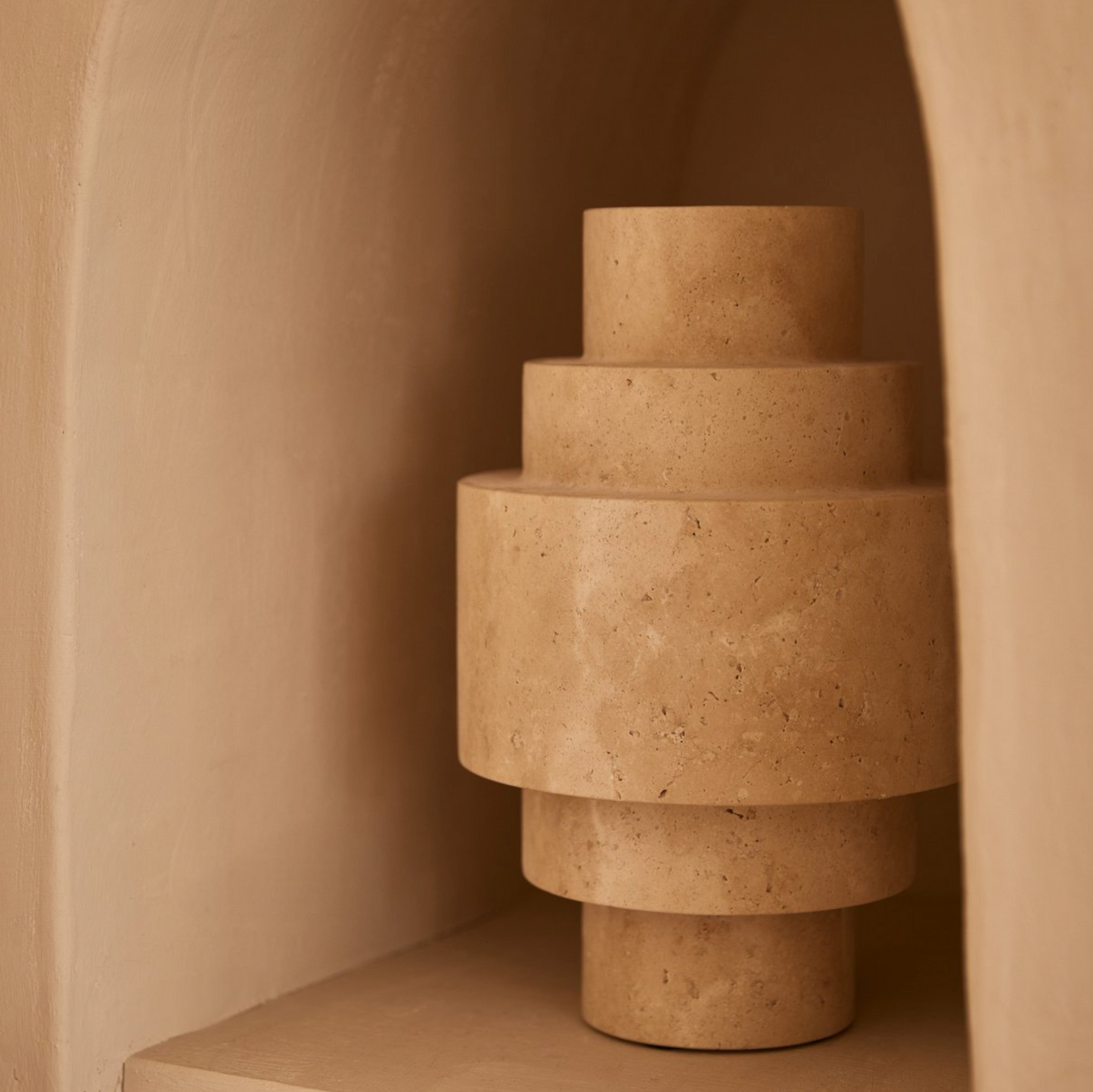 Agano Vaas travertine L