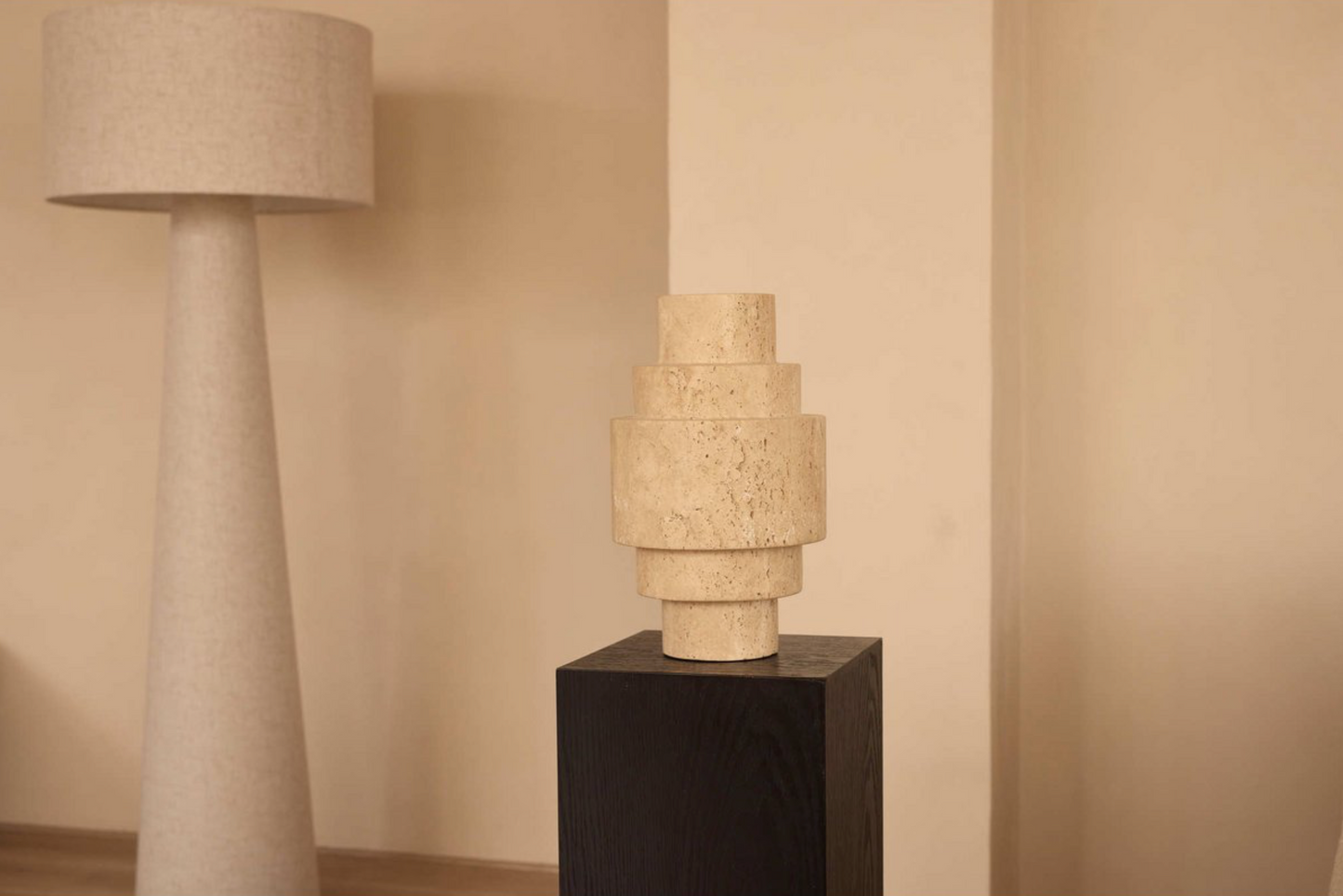 Agano Vaas travertine L