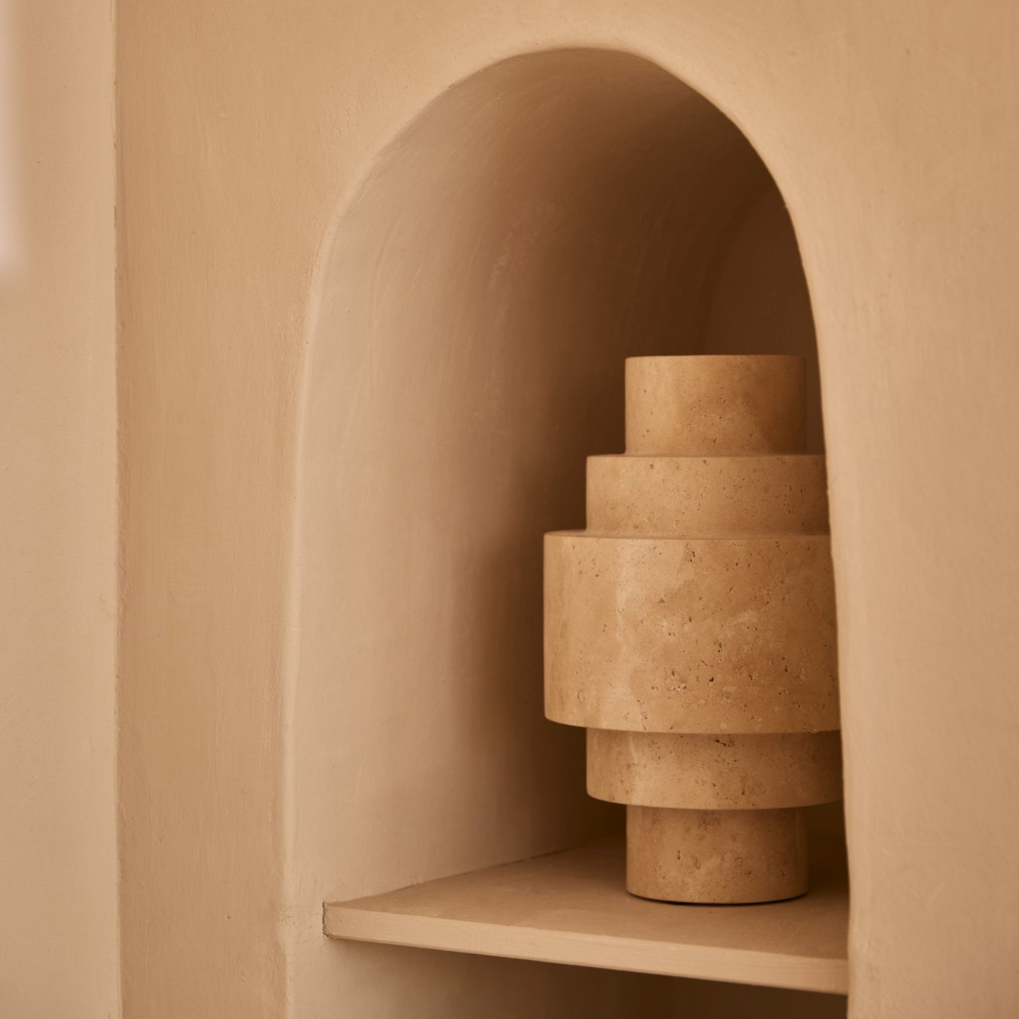 Agano Vaas travertine L