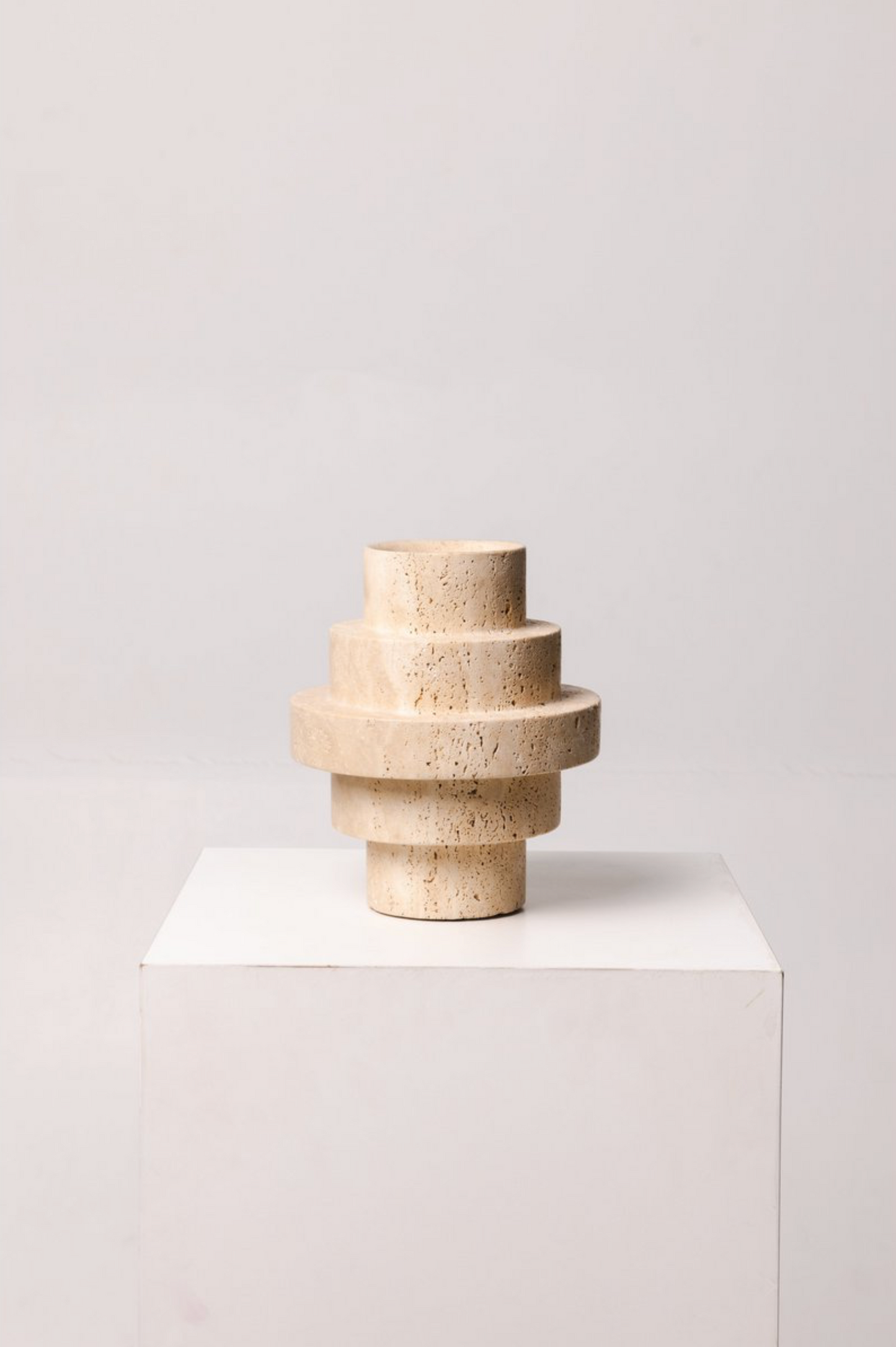 Agano Vaas travertine M