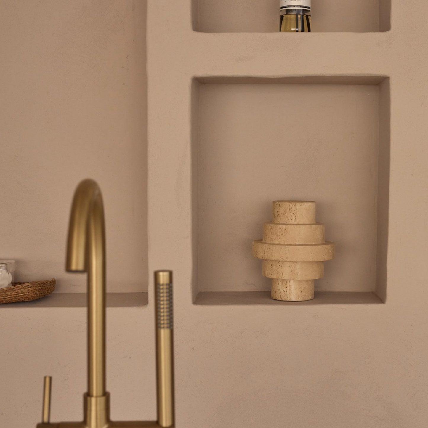 Agano Vaas travertine M