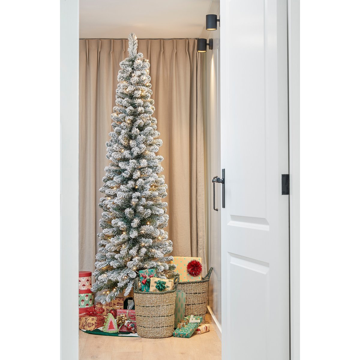 Charlton Smalle Kunstkerstboom met Warm Witte LED Verlichting - H155 x Ø48 cm - Groen Frosted