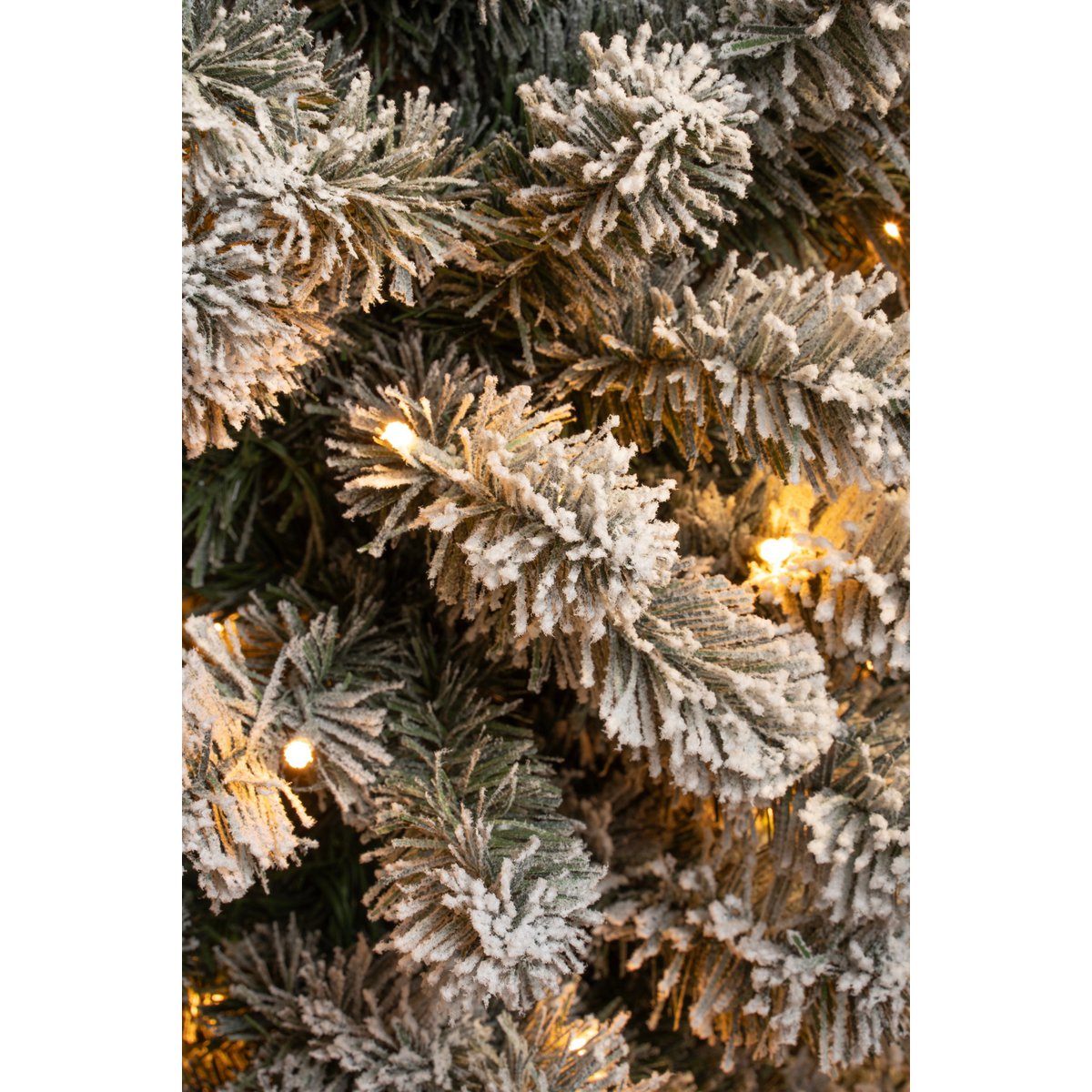 Charlton Smalle Kunstkerstboom met Warm Witte LED Verlichting - H185 x Ø53 cm - Groen Frosted
